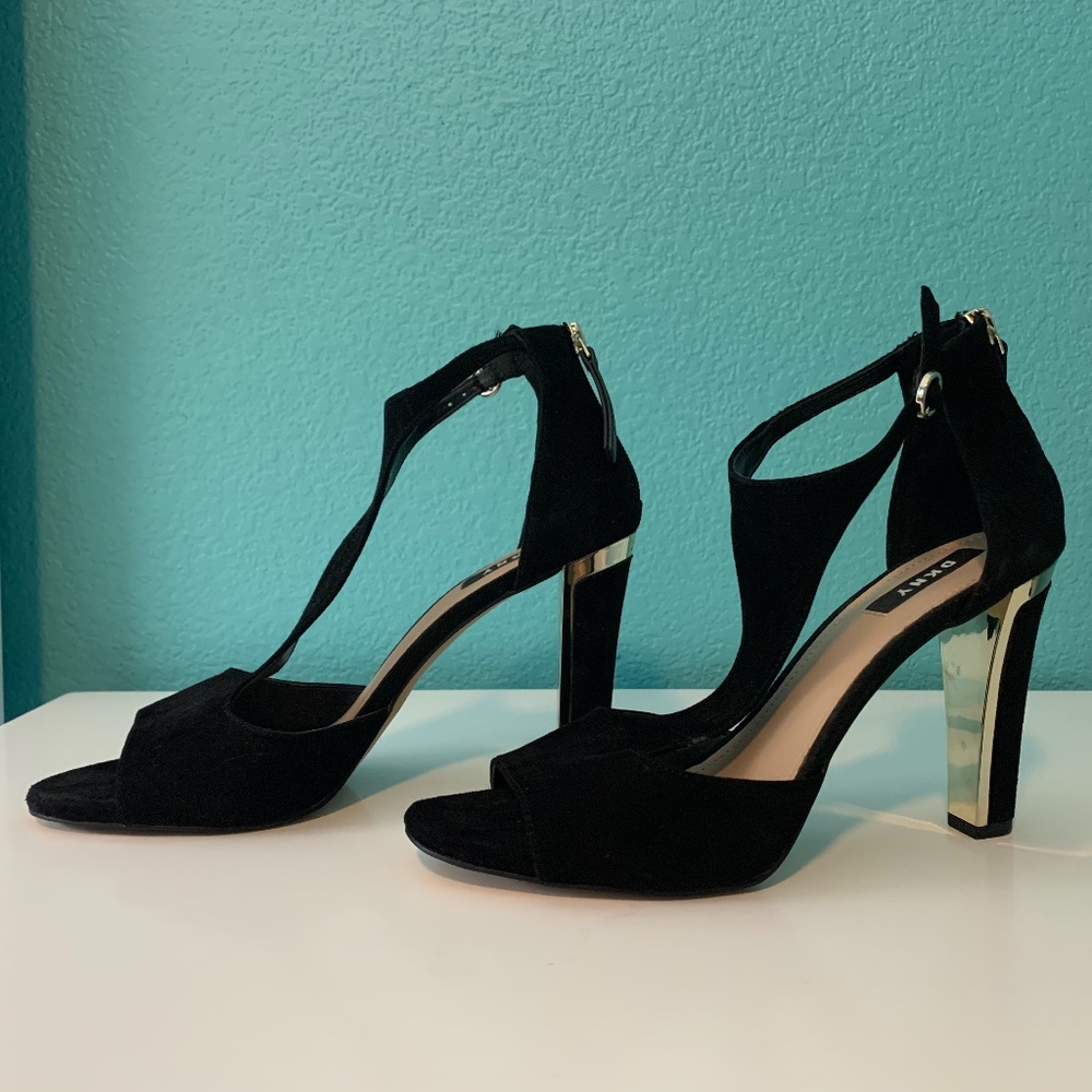 DKNY Womens Colby Ankle T-Strap Pumps, Suede Black